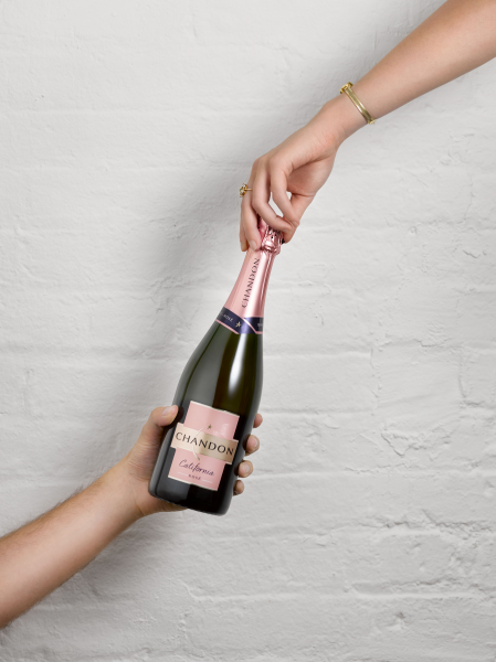 CHANDON_MAIN_PRISE2.jpg.jpeg