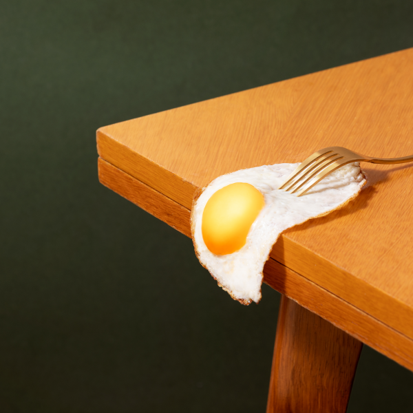 Oeuf_OnEdge.jpg.jpeg